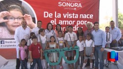 Niños son beneficiados con pares de lentes
