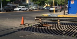 Sigue hoyo en rejilla por Riva Palacio esquina con Madero