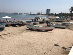 Pescadores de la playa norte temen que concesiones se queden con "acaparadores"