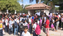 Padres de familia toman escuela primaria en Gabriel Leyva Solano