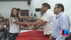 Estudiantes de primaria y secundaria reciben becas