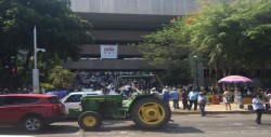 Se concentran Productores Agrícolas frente a Palacio de Gobierno