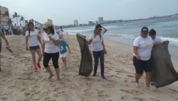 "Adoptan" playas ..y las limpian