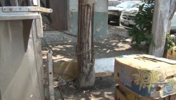Peligro por un poste que caerá