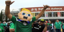 Aficionados se manifiestan contra Trump en el Azteca