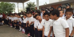 Llevan beneficios a la escuela Primaria Bicentenario