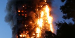 Torre residencial es devorada por las llamas en Londres