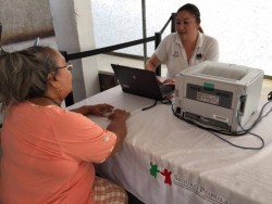 Invitan a adultos mayores afiliarse al seguro popular