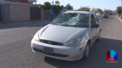 Asalta, choca al huir y es detenido