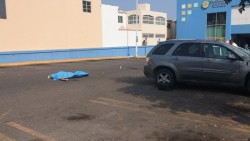 Asesinan a un hombre afuera de supermercado