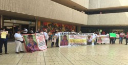Exigen se encuentre a Dayana; familiares marchan hasta Palacio de Gobierno