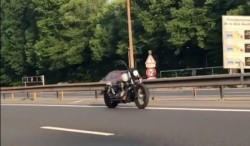 Una moto se pasea sola por las calles de París