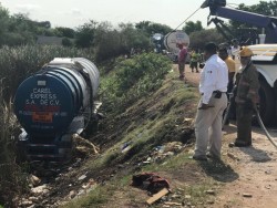 Cae pipa que transportaba gasolina al arroyo jabalines