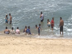 No hay día en que las playas de Mazatlán estén solas...