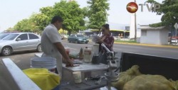Jugos y sándwiches frescos vende don Emilio