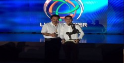 José Ángel Coronel recibe trofeo de goleador en Segunda División
