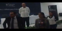 Activistas increpan a Calderón y le gritan "asesino"