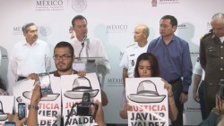 Reporteros se manifiestan en mensaje de Osorio Chong