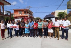 Pavimentan calle en la colonia Estero
