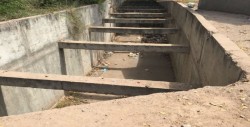 Peligroso canal sin barandal