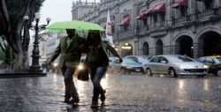 Ondas tropicales 8 y 9 mantendrán tormentas en gran parte de México