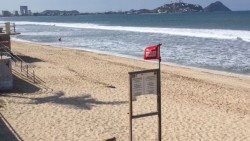 Banderines rojos en algunas áreas de playa