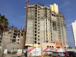 Alerta de derrumbe en construcción, moviliza a autoridades