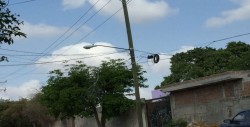 Sin prender las lámparas en colonia Libertad