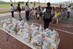 Entregan apoyos a familias de colonias populares