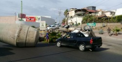 Revolvedora vuelca en plena avenida Álvaro Obregón