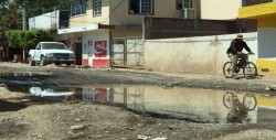 Con agua estancada, por no tener drenaje en Las Coloradas