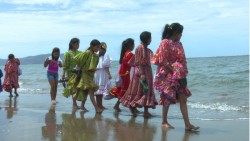 Niñas raramuris conocen el mar por primera vez