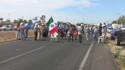 Trigueros bloquean la carretera México 15