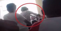 Graban a maestra golpeando a un alumno de primaria
