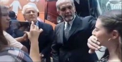 #VIDEO Impide protesta de una mujer, le tapa la boca