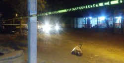 Encuentran a persona envuelta en plástico y alambre