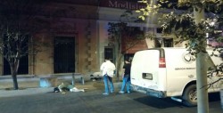 En el primer cuadro encuentran a un hombre asesinado, tenía puesto un vestido.