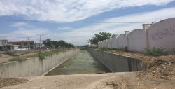 Con basura y agua estancada el arroyo de Privada Santa Clarita