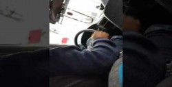 #VIDEO Exhiben a taxista conduciendo presuntamente drogado