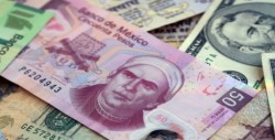 Peso mexicano revierte ganancias frente al dólar