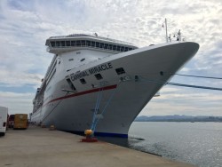 Más de 3,500 personas llegan en el Carnival Miracle