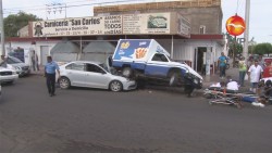 Vehículo se impactó contra auto estacionado
