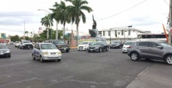 Semáforo fuera de servicio en Francisco I.  Madero y Nicolás Bravo