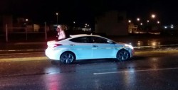 Una mujer fue levantada, iba acompañada con sus hijos