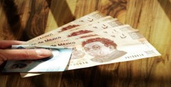 Peso mexicano, estable tras mejora de panorama crediticio de México