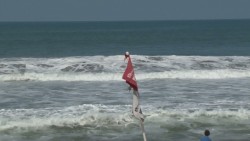 Rescatan a dos bañistas en playa