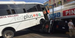 Aparatoso accidente,  8 personas heridas en colonia Salvador Alvarado