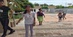 Ingresan al Congreso, la mayoría son madres de familia con sus hijos