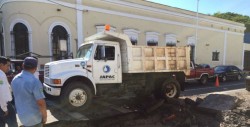 Fuga de agua, provoca socavón en Áquiles Serdán