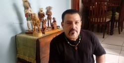 Gabriel Uriarte realiza máscaras para la danza del pascola